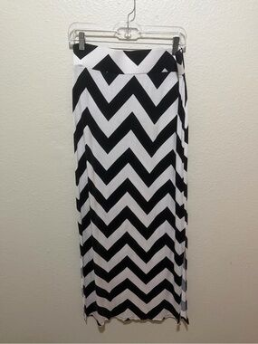 A.N.A. A New Approach Black & White Chevron Maxi Skirt Medium